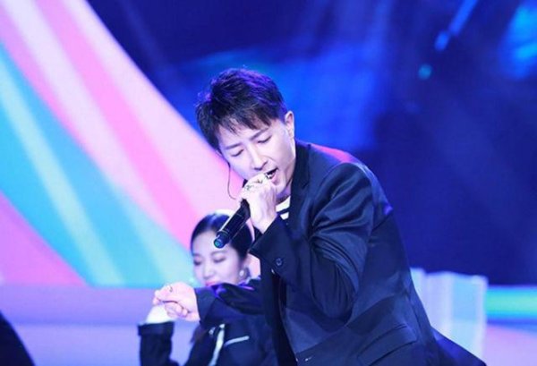 股巢配资 韩庚演唱会槽点满满？还被网友调侃像黄渤