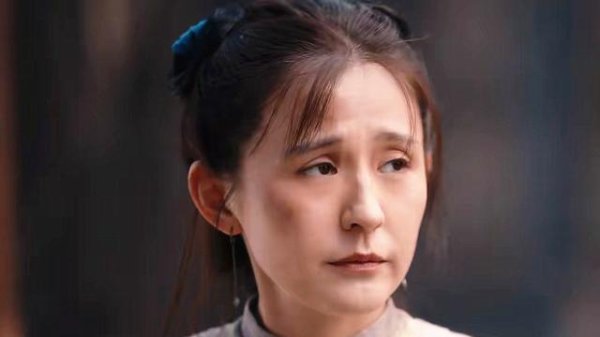 久联优配 39岁尬演少女，热依扎被吐槽：丫头教又添一名！